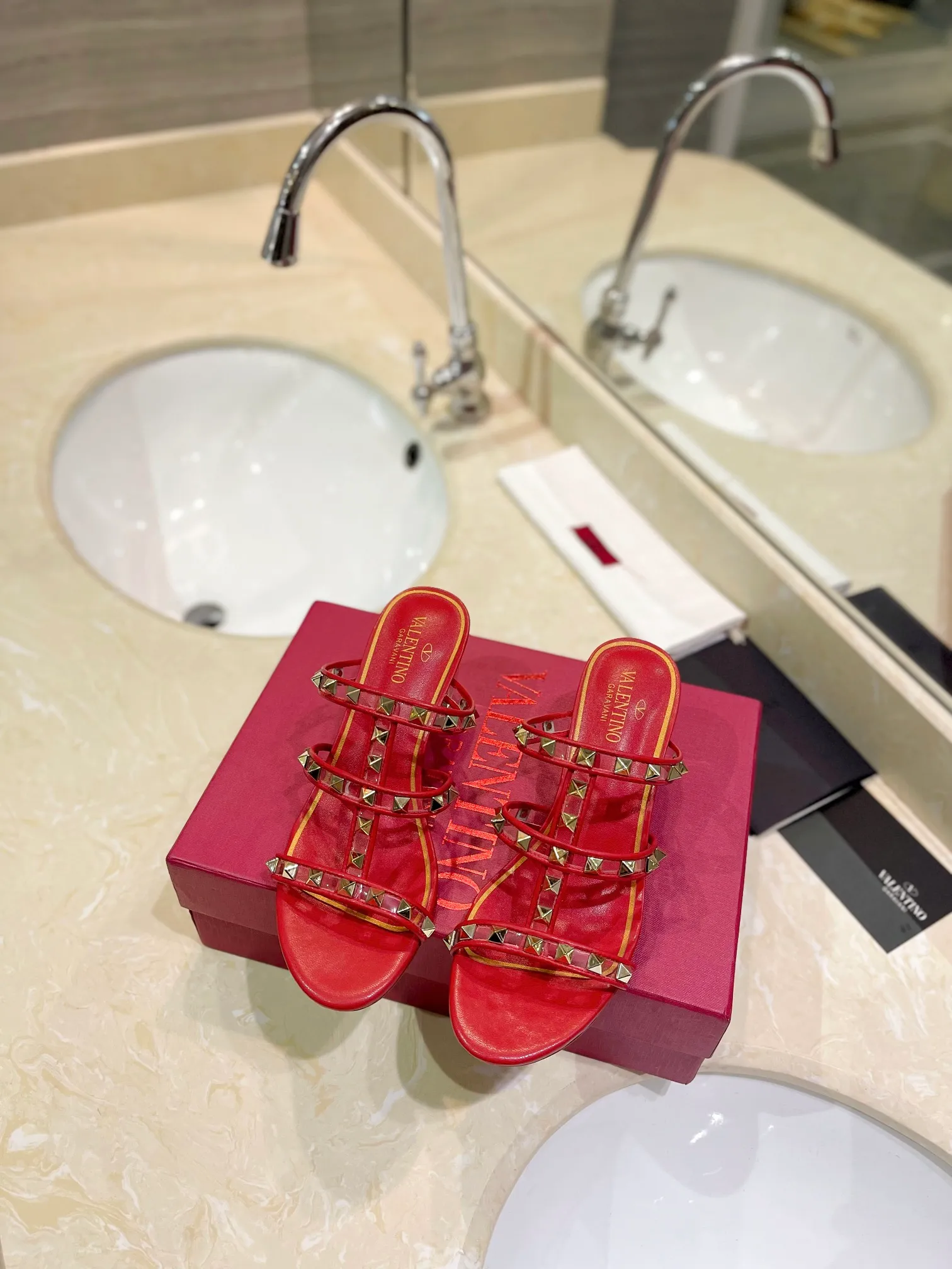 👟👟Ex-factory price 500👟👟 𝑉𝐴𝐿𝐸𝑁𝑇𝐼𝑁𝑂 Valentino ♡ͥ | ²º²⁴💫Purchasing agent level🔍Same color The classic king-shaped slippers with crystal heels are also so beautiful The particularly high-quality hardware brings out a full sense of high-end. After putting it on your feet, you will be stunned and look super slim! The new season lives up to expectations! Worth buying ★Imported cowhide is absolutely high-grade ❥Original method is absolutely sensual ❥Elegant style creates a different feeling🙈 Simple temperament style!  ♡ show bdetails ———————————— ⊿▸: Size｜35-40 (customized at 40.41.42) ⊿▸: Material｜Imported sheepskin + Pvc ⊿▸: Material | Padded sheepskin ⊿▸: Material | Italian🇮🇹 genuine leather outsole ⊿▸: Heel height｜6cm